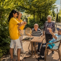 Seniorenstift Tiroler Hof - Auf der Terrasse in geselliger Runde
